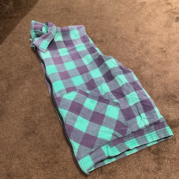 Men’s 90’s Inspired Puffer Vest - Picture 2 of 5